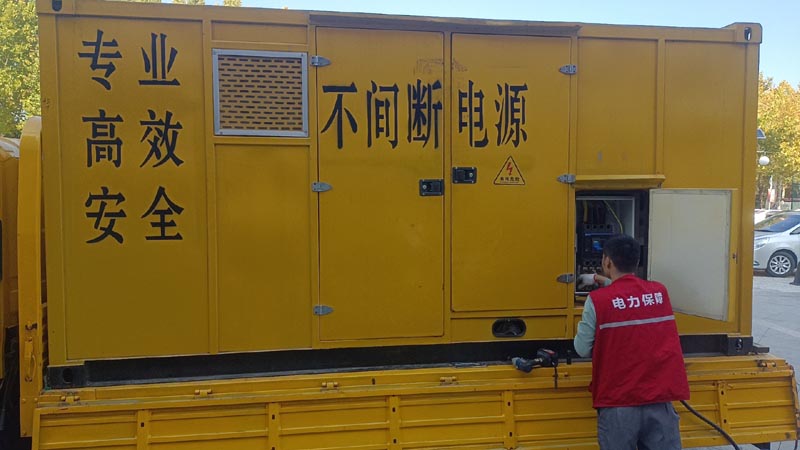 崇礼柴油发电机组和UPS电源配合使用时，如何避免切换过程中的电力中断？